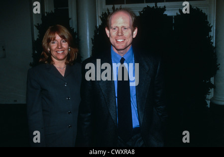 Schauspieler und Regisseur Ron Howard und Frau Cheryl Alley ankommen im Weißen Haus zu einer Veranstaltung anlässlich des Jahrestages des Apollo-Raumfahrtprogramms 5. März 1998 in Washington, DC. Stockfoto