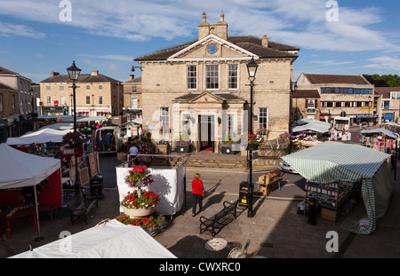 Wetherby Rathaus und Marktplatz am Markttag. Das Rathaus wurde im Jahr 1845 erbaut. Stockfoto