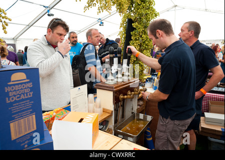 Hobson Bier gegossen wird, während das Ludlow 2012 Food Festival Stockfoto