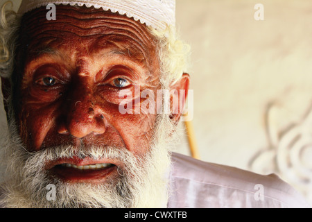 Pakistanische Flüchtlinge Greis zurückkehrt nach Hause, um Schäden durch Überschwemmungen in Pakistan im Jahr 2010 zu bewerten Stockfoto