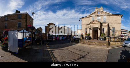 Wetherby Rathaus und Marktplatz am Markttag. Das Rathaus wurde im Jahre 1845 gebaut, Stockfoto