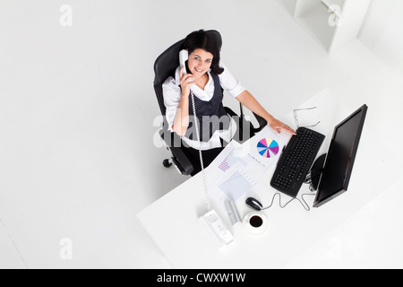 über Ansicht der junge Geschäftsfrau, die im Büro arbeiten Stockfoto