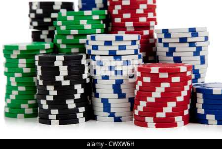 Ein Stapel von verschiedenen farbigen Pokerchips auf weißem Hintergrund Stockfoto