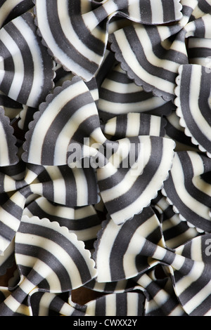 Farfalle Zebra Nudeln. Aromatisierte farbige Pasta. Spezialität-Nudeln Stockfoto