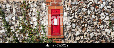 Briefkasten, eingebettet in eine typische Norfolk Feuerstein und Ziegel Wand an Spixworth Stockfoto