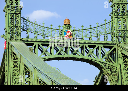 Nahaufnahme auf Liberty Bridge (oder Brücke der Freiheit), aus dem 19. Jahrhundert metall Struktur mit Wappen in Budapest, Ungarn. Stockfoto