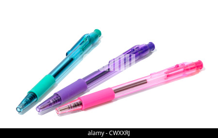 Eine Reihe von transparenten farbigen Stiften auf einem weißen Hintergrund isoliert. Stockfoto