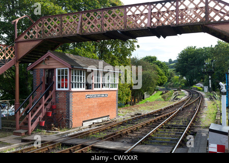 Stellwerk und Fußgängerbrücke in Buckfastleigh Station auf der South Devon Railway Stockfoto