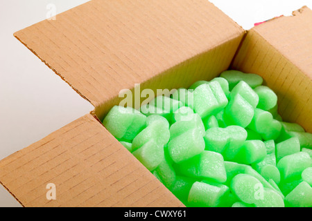 Ein Karton mit grünen Verpackung Styropor-Erdnüsse Stockfoto