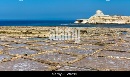 Salinen in der Nähe von Qbajjar auf der Straße Marsalforn, Insel Gozo, Mittelmeer. Stockfoto