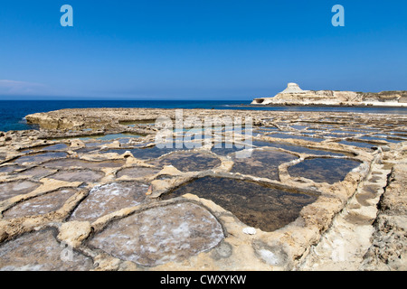 Salinen in der Nähe von Qbajjar auf der Straße Marsalforn, Insel Gozo, Mittelmeer. Stockfoto