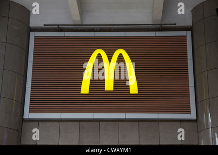 McDonald's-Logo Closeup an der Wand Stockfoto