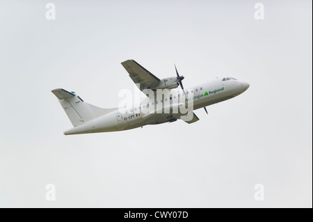 Ein Aer Lingus Regional ATR 42 ausziehen aus Manchester International Airport (nur zur redaktionellen Verwendung) Stockfoto