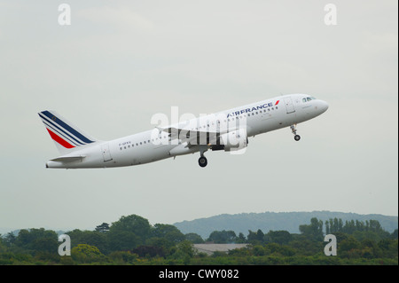 Air France Airbus A320 ausziehen aus Manchester International Airport (nur zur redaktionellen Verwendung) Stockfoto