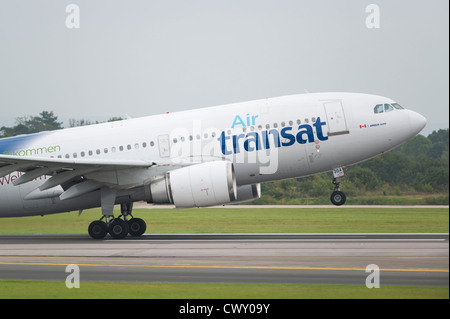 Ein Air Transat Airbus A310 ausziehen aus Manchester International Airport (nur zur redaktionellen Verwendung) Stockfoto