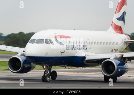 Eine British Airways Airbus A319 Rollen auf der Landebahn des Manchester International Airport (nur zur redaktionellen Verwendung) Stockfoto