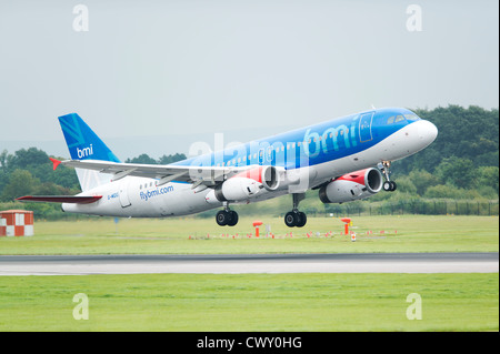 Ein BMI (British Midland International) Airbus A321 ausziehen aus Manchester International Airport (nur zur redaktionellen Verwendung) Stockfoto