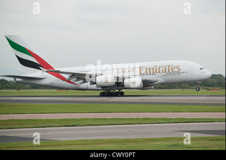 Ein Emirates Airbus A380 ausziehen aus Manchester International Airport (nur zur redaktionellen Verwendung) Stockfoto