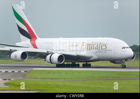 Ein Emirates Airbus A380 Rollen auf der Landebahn des Manchester International Airport (nur zur redaktionellen Verwendung) Stockfoto