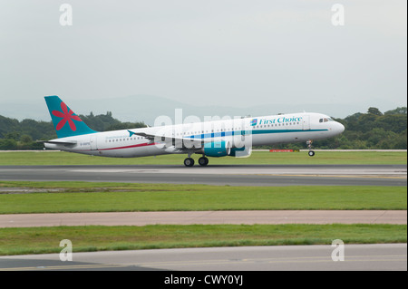 Eine erste Auswahl Airways Airbus A321 ausziehen aus Manchester International Airport (nur zur redaktionellen Verwendung) Stockfoto