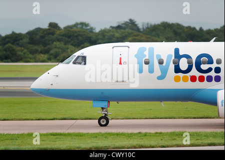 Ein Flybe Embraer 190 Rollen auf der Landebahn des Manchester International Airport (nur zur redaktionellen Verwendung) Stockfoto