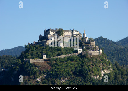 Eine schöne Burg in der Landschaft Stockfoto