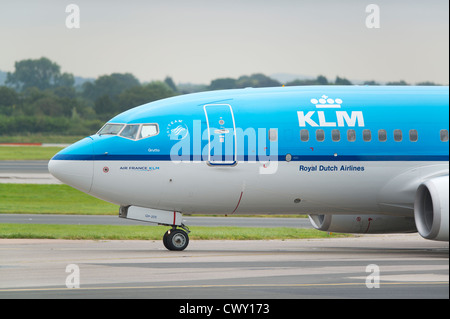 Ein KLM Dutch Royal Airlines Boeing 737-Rollen auf der Landebahn des Manchester International Airport (nur zur redaktionellen Verwendung) Stockfoto