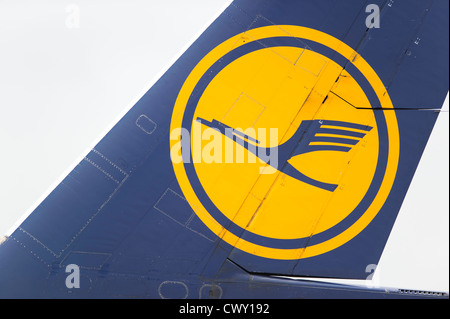 Eine Nahaufnahme von der Lufthansa-Logo auf der Schwanzflosse ein Passagierflugzeug (nur zur redaktionellen Verwendung) Stockfoto