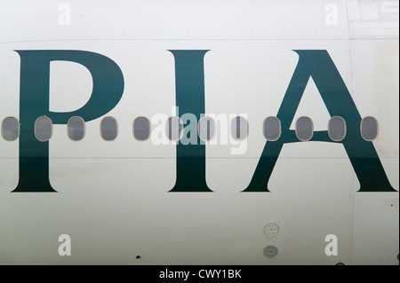 Eine Nahaufnahme von der Pakistan International Airlines PIA Logo auf dem Rumpf ein Passagierflugzeug (nur zur redaktionellen Verwendung) Stockfoto