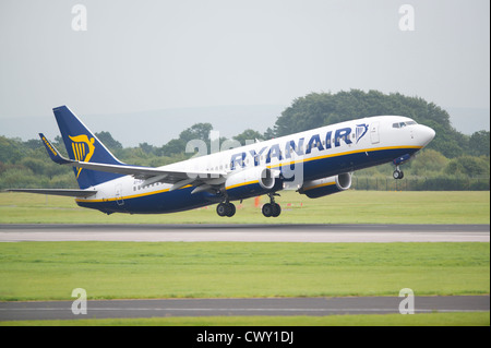 Ryanair Boeing 737 ausziehen aus Manchester International Airport (nur zur redaktionellen Verwendung) Stockfoto