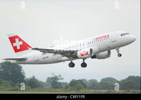 Ein Swiss International Airlines Airbus A319 ausziehen aus Manchester International Airport (nur zur redaktionellen Verwendung) Stockfoto