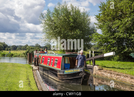 Barge in Schloss am Fluss Wey Navigation zu senden, Surrey, UK. Europa Stockfoto