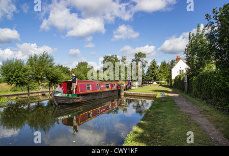 River Wey Navigation, 15-04 Verlassen eine Sperre an, Surrey, England, UK. Europa Stockfoto