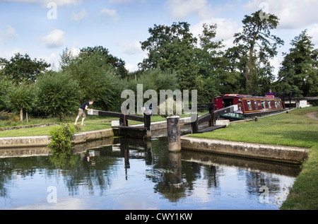 River Wey Navigation, 15-04 in einem Schloss in Senden, Surrey, England, UK. Europa Stockfoto