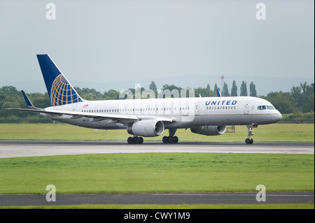 Ein United Airlines Boeing 757 etwa abzunehmen aus Manchester International Airport (nur zur redaktionellen Verwendung) Stockfoto