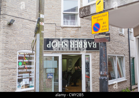 Barber Shop anmelden, Wells, Somerset, auf den Kopf gestellt. Stockfoto