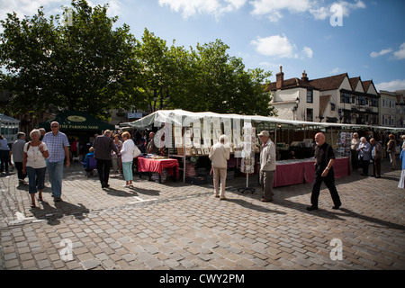 Gesamtansicht von Menschen genießen den lokalen Markt in der Stadt Wells, somerset, an einem sonnigen Sommertag. Stockfoto