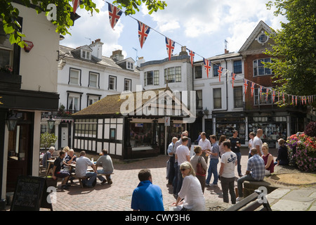 Die Pantiles Royal Tunbridge Wells Kent Leute trinken außerhalb der Duke of York Pub in der Sonne in The Square Stockfoto