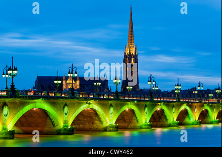 Pont De Pierre, Basilika Saint-Michel, Bordeaux, Gironde, Aquitanien, Frankreich Stockfoto