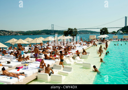 Ägypten, Istanbul, Kurucesme, Badeschiff Suada Auf Dem Bosporus, Dahinter Die 1.Bosporus-Brücke Stockfoto