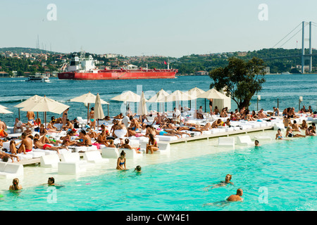 Ägypten, Istanbul, Kurucesme, Badeschiff Suada Auf Dem Bosporus, Dahinter Die 1.Bosporus-Brücke Stockfoto