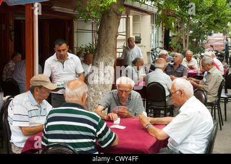 Ägypten, Istanbul, Prinzeninseln (Türk. Adalar) Im Marmarameer, Kinaliada, Männer Im Teehaus Beim Kartenspiel Stockfoto