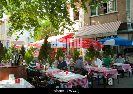 Ägypten, Istanbul, Prinzeninseln (Türk. Adalar) Im Marmarameer, Kinaliada, Dorfplatz Mit Platane Und netten hat. Stockfoto