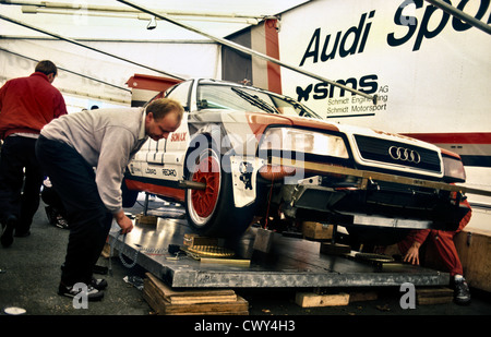 1991 Aud V8 Rennteam in Donnington Park DTM-Rennen, das Auto in der Garage einrichten. Stockfoto