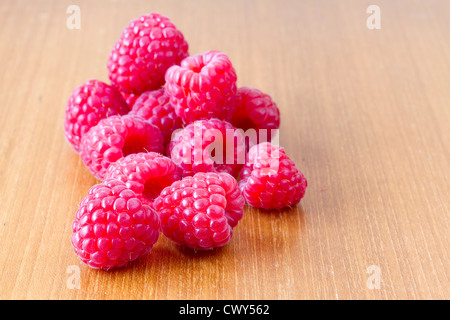 Mehrere rote reife Himbeeren auf Holztisch Stockfoto