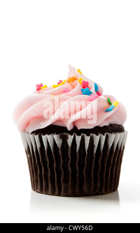 Schokolade Cupcake mit rosa Zuckerguss auf weißem Hintergrund Stockfoto