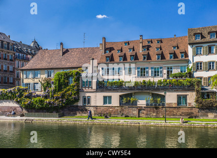 Waterfront befindet sich "Krank" Fluss, Straßburg, Elsass, Frankreich Stockfoto