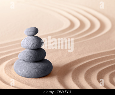 Zen-Meditation, Harmonie Entspannung und Konzentration Gartenkonzept in Muster von Sand und Steinen Stockfoto
