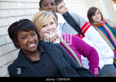 Multi-ethnischen Gruppe von College-Studenten, Freunde auf weißem Hintergrund Stockfoto