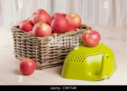rote Äpfel im Korb auf den Tisch Stockfoto
